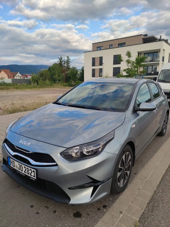 Grau Gebraucht 2024 Kia Ceed Vision Limousine | 17.700 € (Superpreis) - Bild 1/4