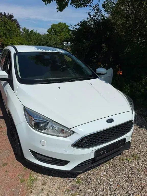 Gebraucht Ford Focus Trend 125 PS (91 kW) 2015 Weiß Limousine