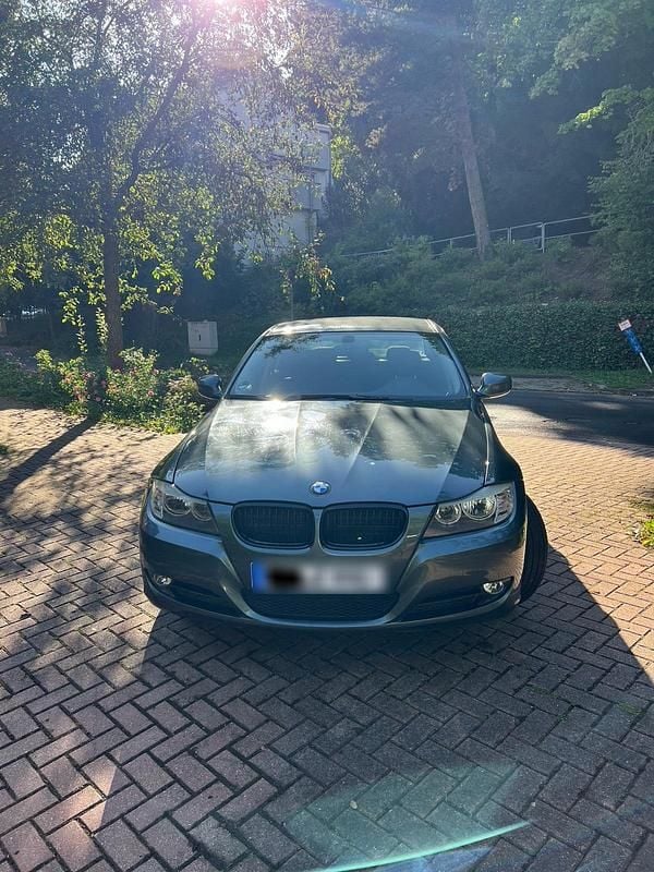 Grün Gebraucht 2009 BMW 330 Limousine | 11.999 € (Guter Preis) - Bild 1/4