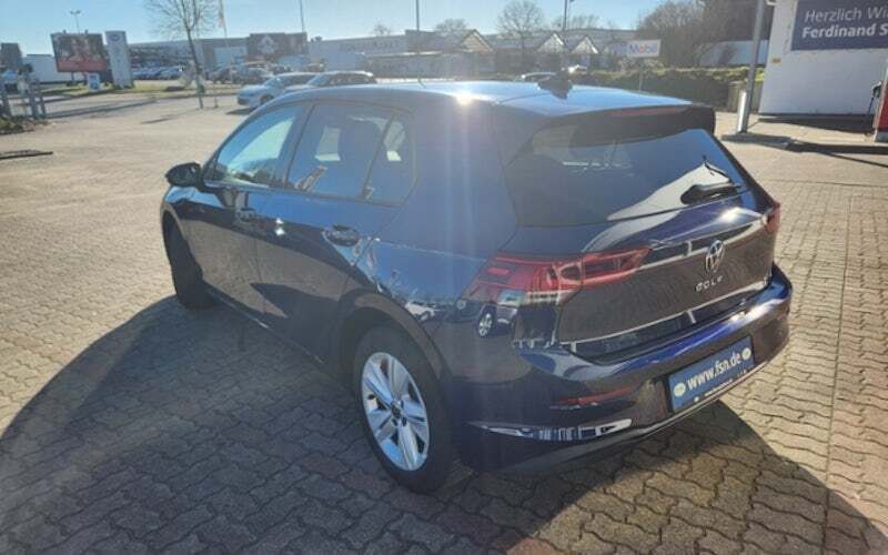 Gebraucht VW Golf VIII Life 131 PS (96 kW) 2023 Atlantic blue metallic Limousine