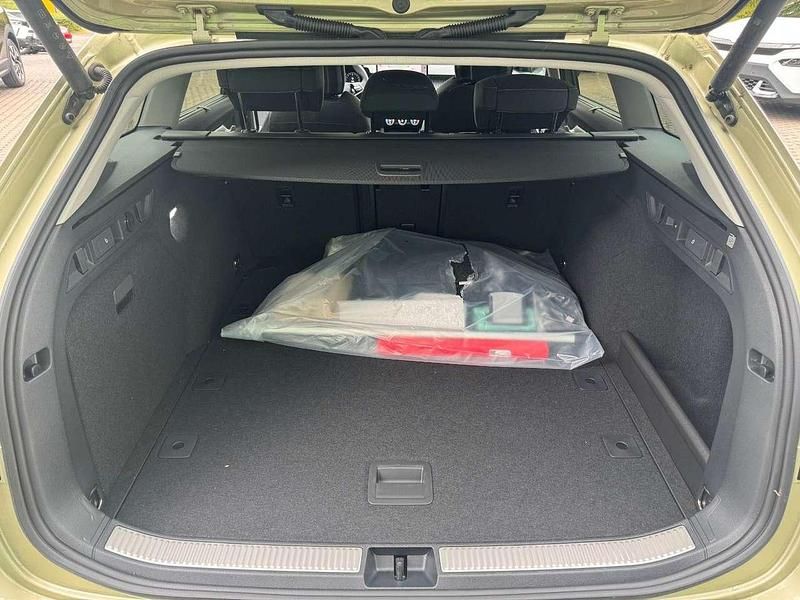 Neu Skoda Superb 150 PS (110 kW) 2025 Gelb Kombi