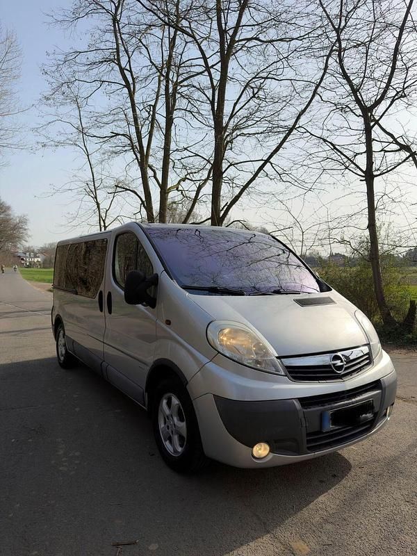 Gebraucht Opel Vivaro 145 PS (106 kW) 2011 Silber Van / Kleinbus