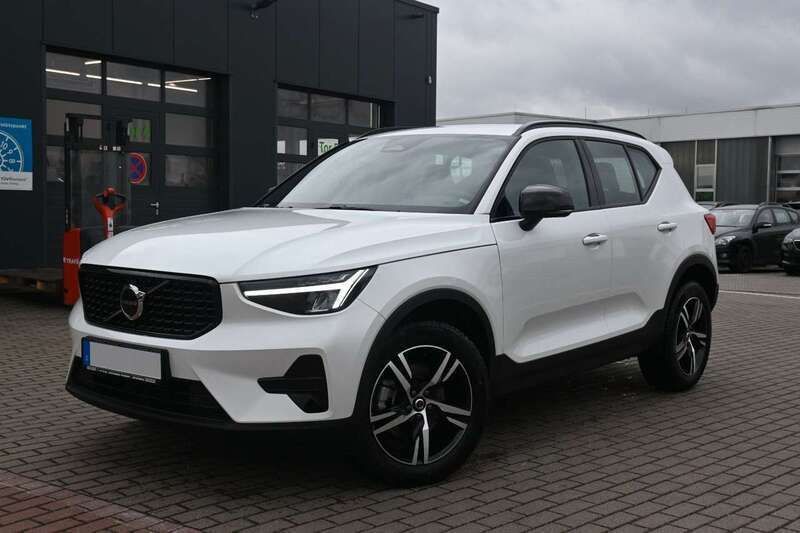 Crystal white pearl Gebraucht 2024 Volvo XC40 Plus SUV | 37.990 € (Fairer Preis) - Bild 1/4