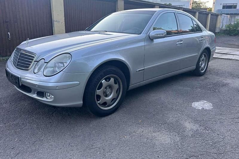 Brillantsilber metalliclack Gebraucht 2003 Mercedes E200 Limousine | 3.500 € (Fairer Preis) - Bild 1/4
