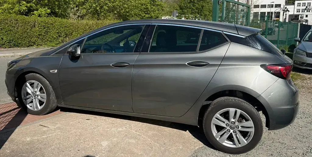 Używany Opel Astra Dynamic 110 KM (80 kW) 2018 Szary Sedan/Limuzyna