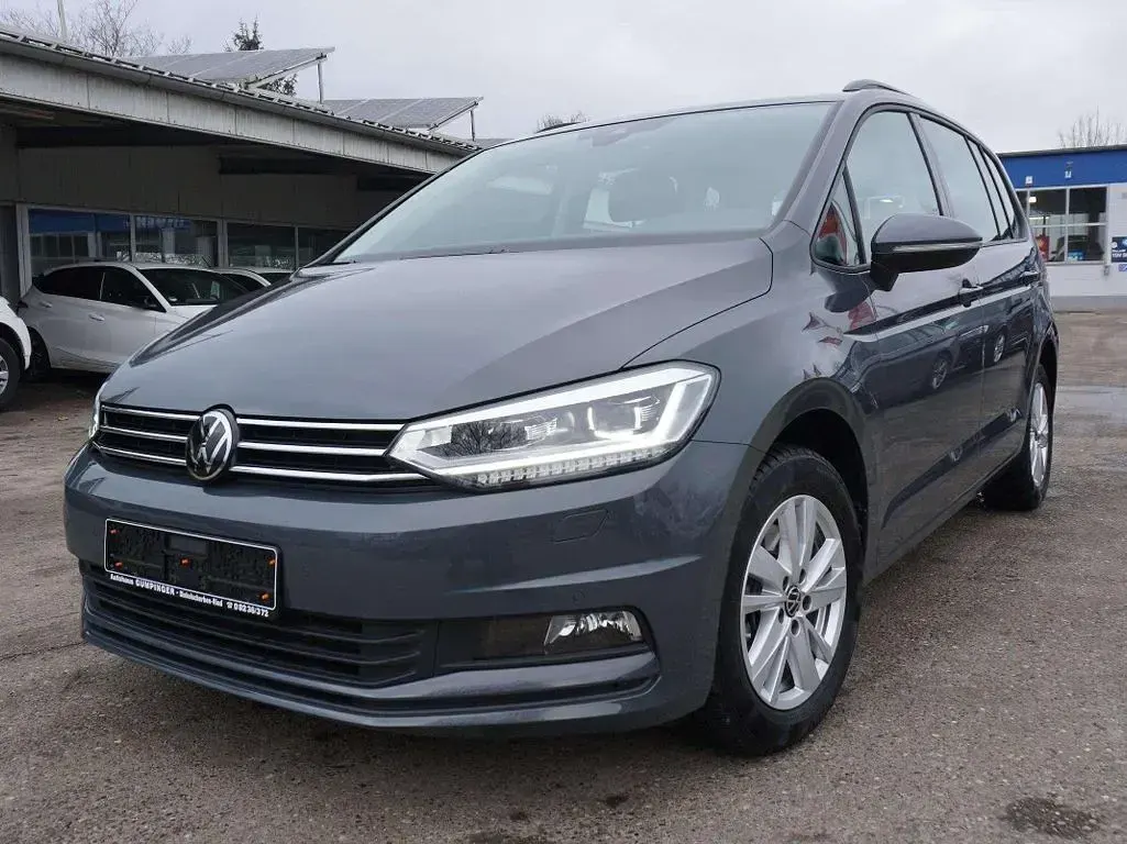 Gebraucht VW Touran Comfortline 122 PS (89 kW) 2024 Delfingrau metallic Van / Kleinbus
