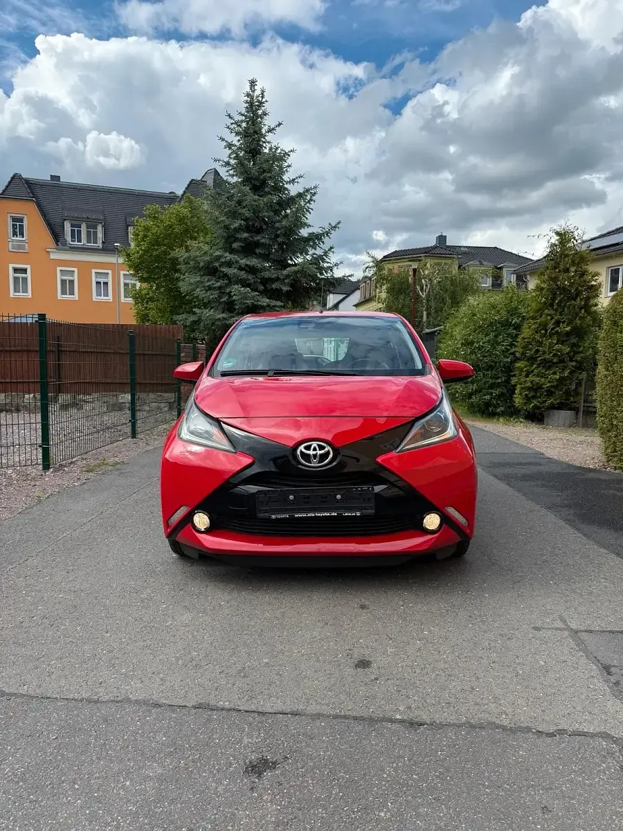 Gebraucht Toyota Aygo 70 PS (51 kW) 2016 Rot Kleinwagen