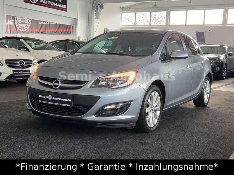 Gebraucht Opel Astra 101 PS (74 kW) 2012 Silbersee/silver lake Kleinwagen