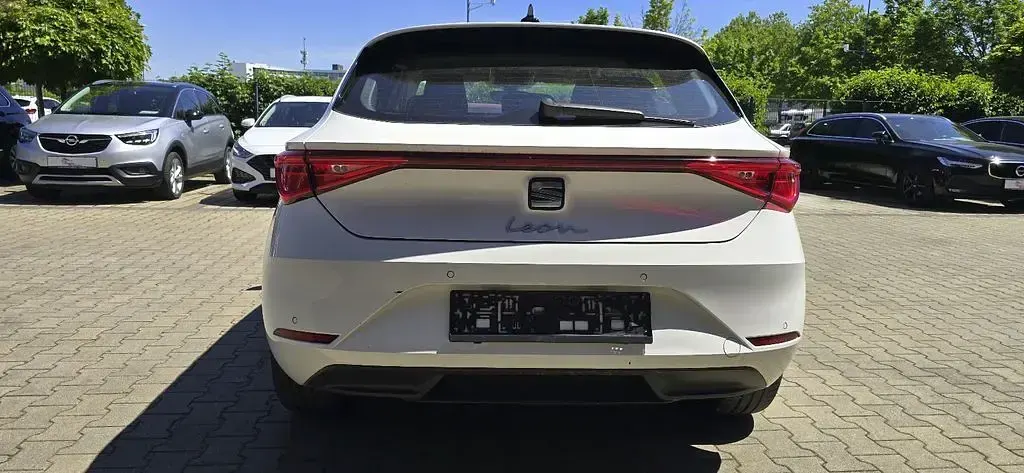 Używany Seat Leon Reference 116 KM (85 kW) 2022 Biały Sedan/Limuzyna