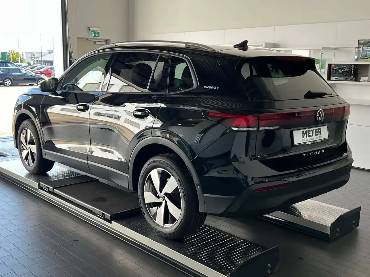 Neu VW Tiguan 150 PS (110 kW) 2026 Grenadillschwarz metallic SUV