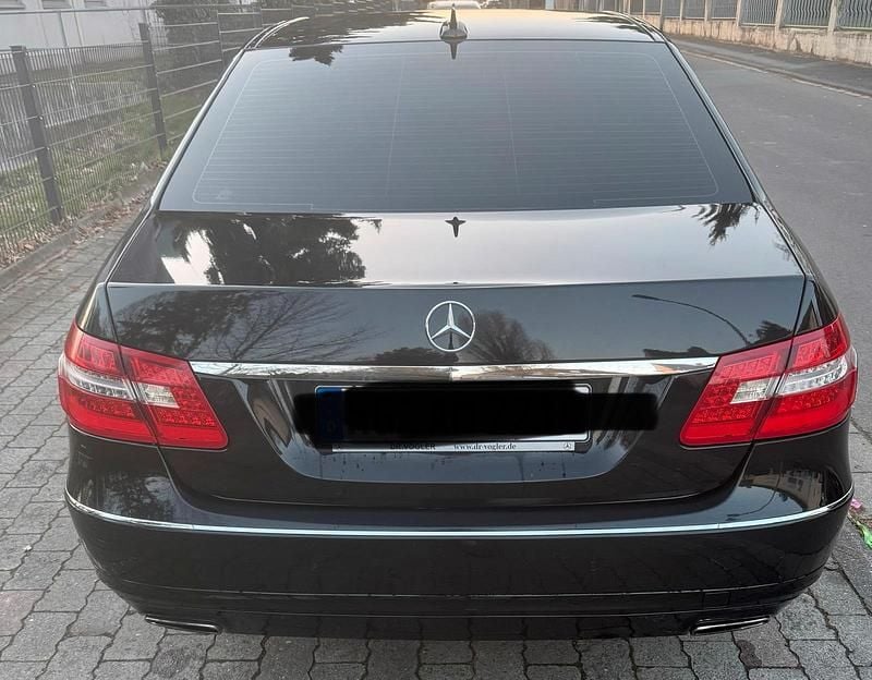 Gebraucht Mercedes E220 Avantgarde 170 PS (125 kW) 2011 Schwarz Limousine