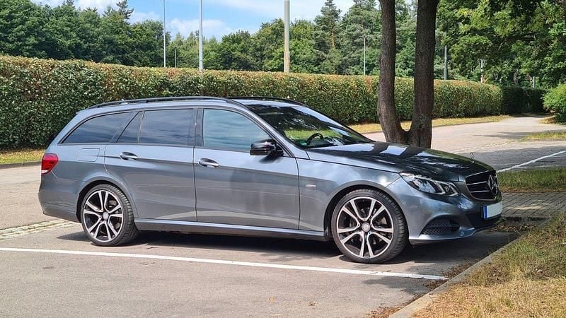 Grau Gebraucht 2016 Mercedes E220 Avantgarde Kombi | 17.850 € (Fairer Preis) - Bild 1/4