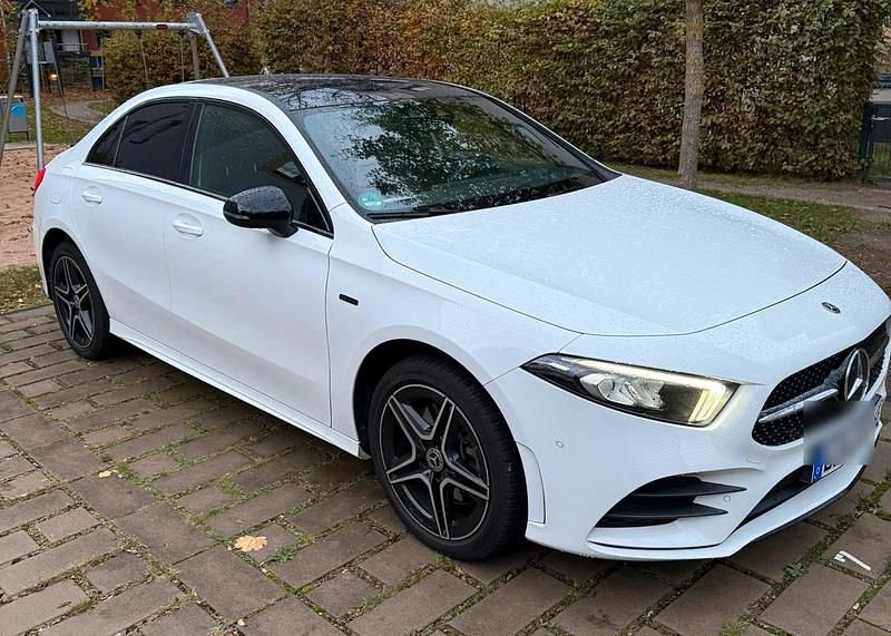 Weiß Gebraucht 2020 Mercedes A250 AMG line Limousine | 29.990 € (Teuer) - Bild 1/4