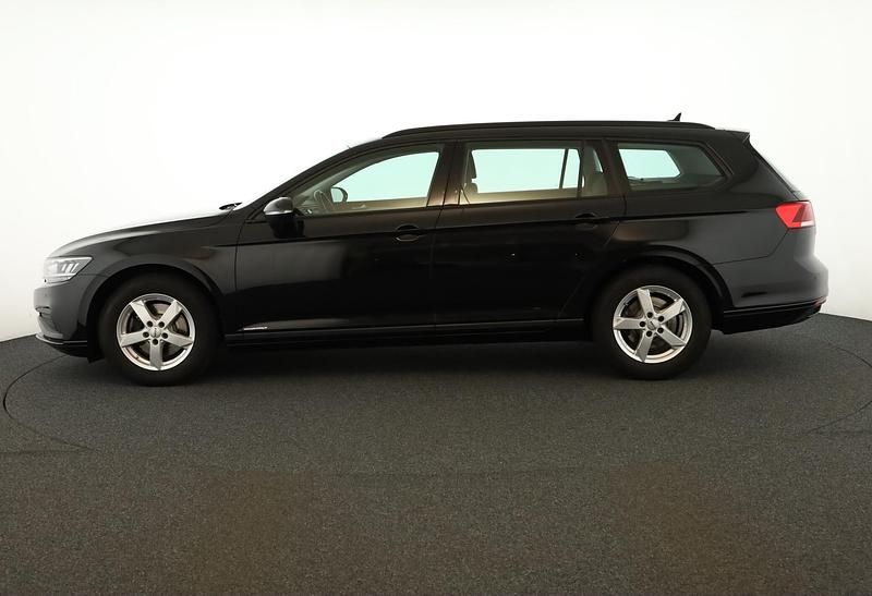 Gebraucht VW Passat 122 PS (89 kW) 2023 Deep black perleffekt Kombi