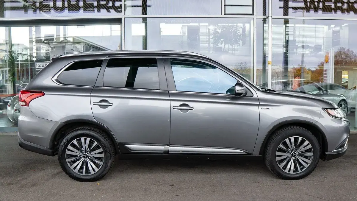 Gebraucht Mitsubishi Outlander 170 PS (125 kW) 2022 Silber SUV