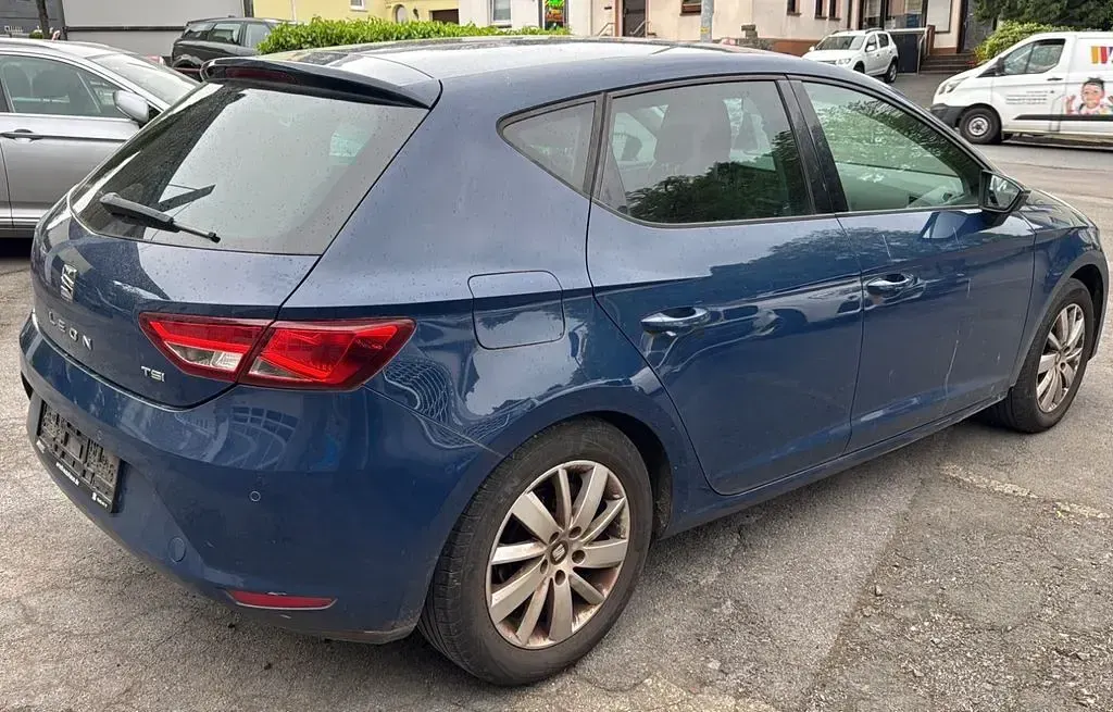 Używany Seat Leon Reference 86 KM (63 kW) 2016 Niebieski Sedan/Limuzyna
