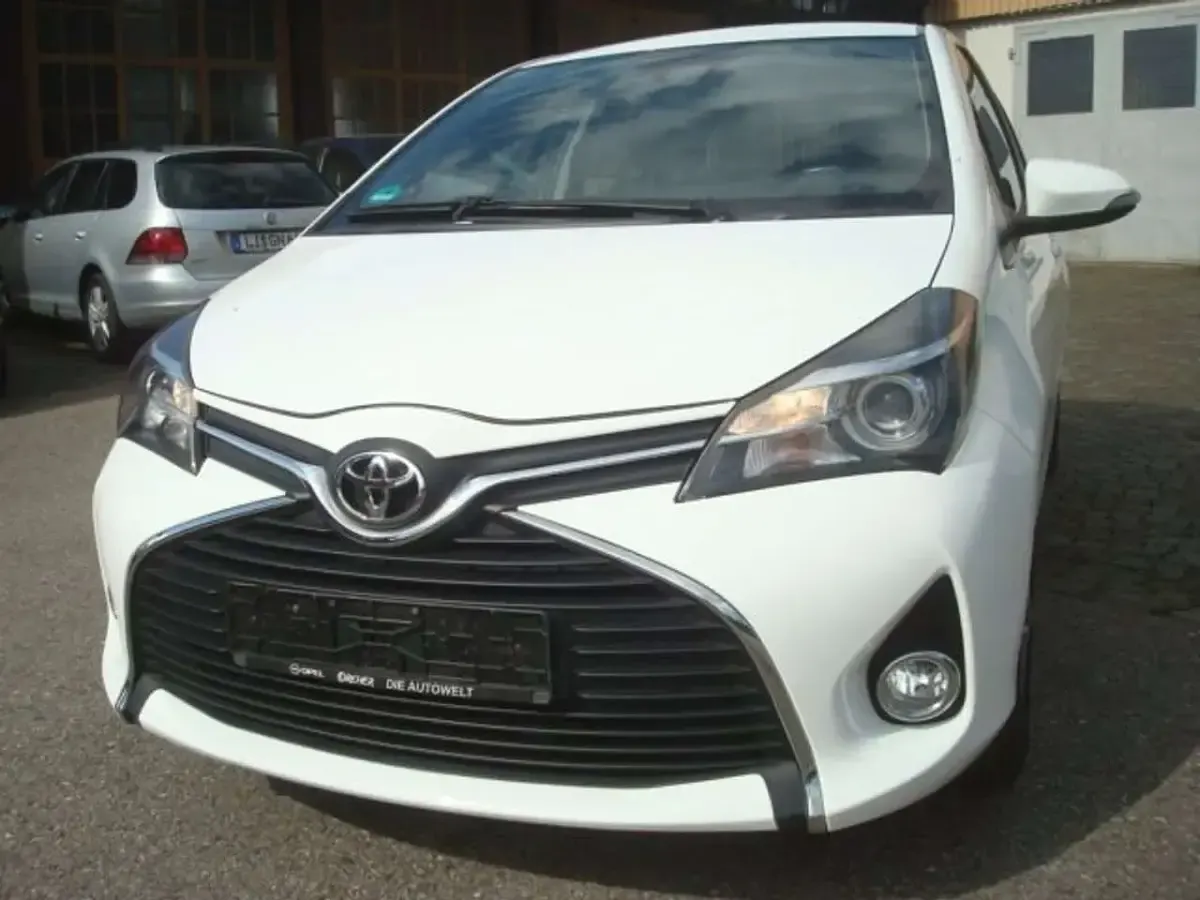 Gebraucht Toyota Yaris 69 PS (50 kW) 2016 Weiß Kleinwagen