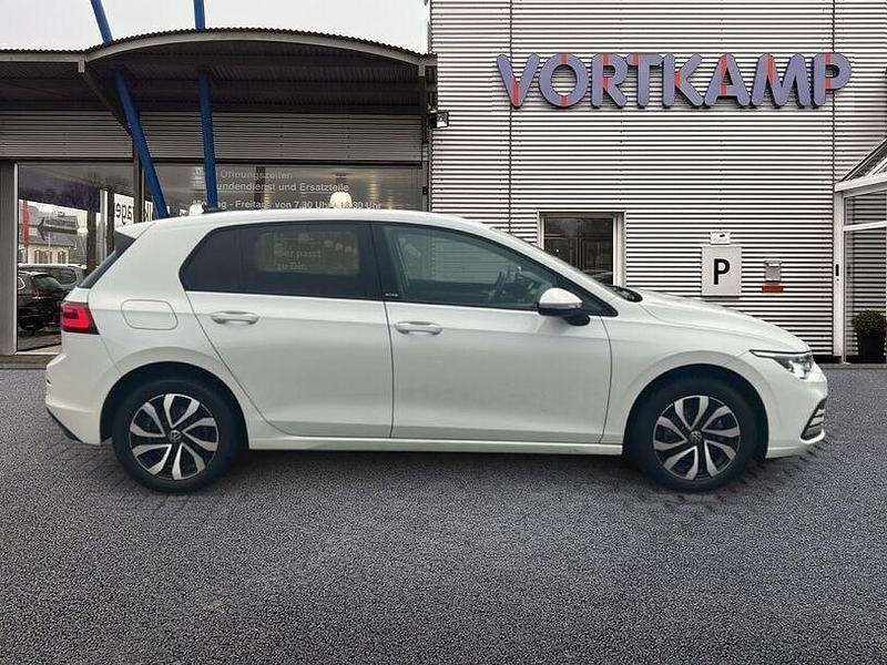 Gebraucht VW Golf VIII 150 PS (110 kW) 2022 Oryxweiß perlmutteffekt (metallic) Limousine