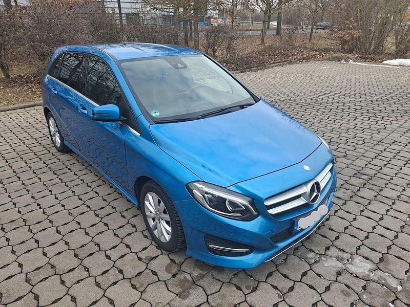 Gebraucht Mercedes B200 Urban 156 PS (114 kW) 2015 Blau Van / Kleinbus
