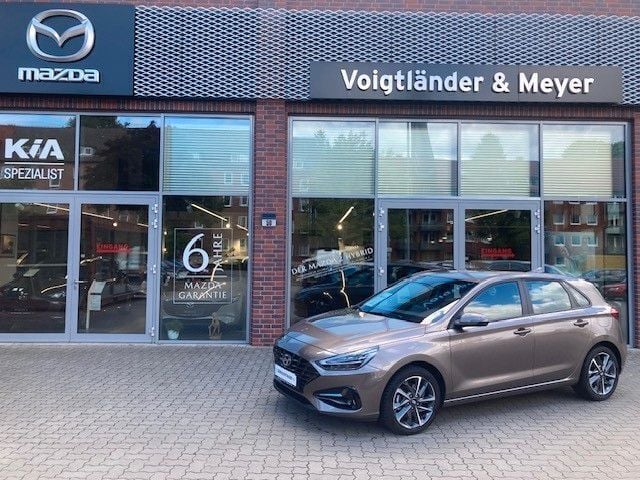 Braun Gebraucht 2024 Hyundai i30 Trend Limousine | 18.985 € (Guter Preis) - Bild 1/4