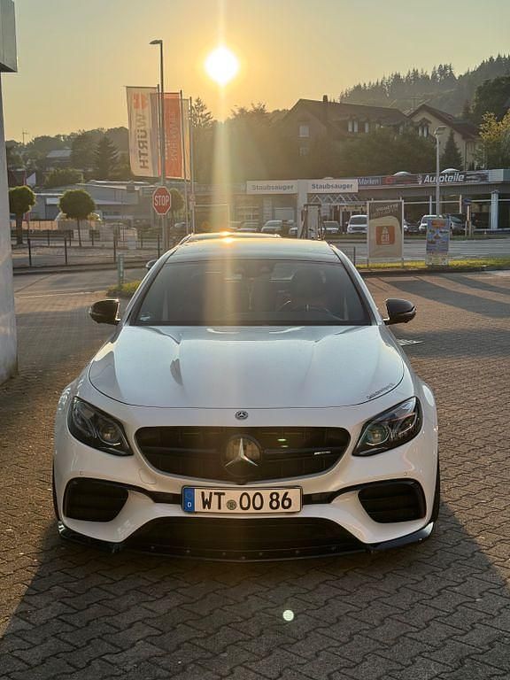 Weiß Gebraucht 2019 Mercedes E63S AMG AMG Limousine | 71.200 € (Teuer) - Bild 1/4