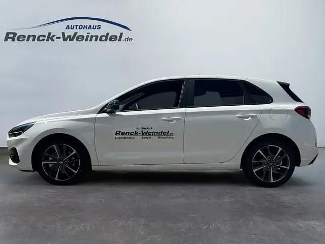 Weiss Gebraucht 2025 Hyundai i30 Advantage Limousine | 26.489 € (Fairer Preis) - Bild 1/4