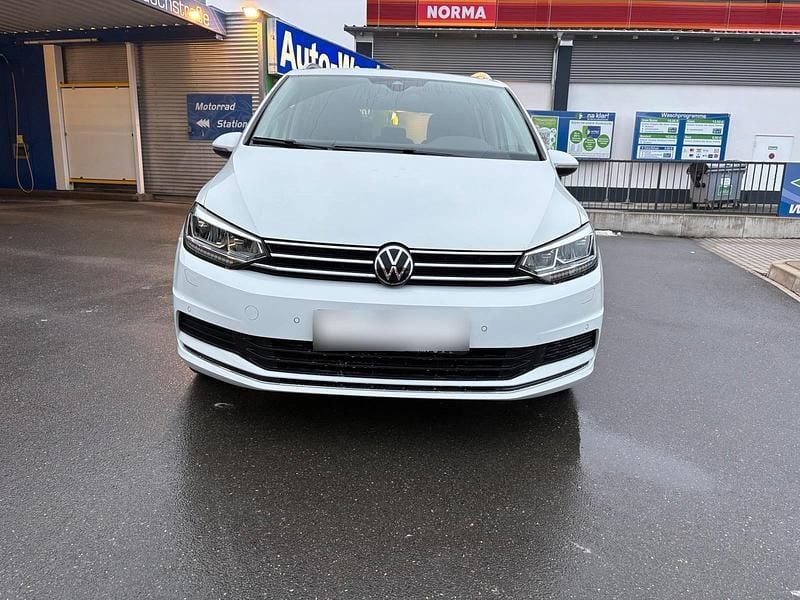 Gebraucht VW Touran Active 150 PS (110 kW) 2022 Weiß Van / Kleinbus