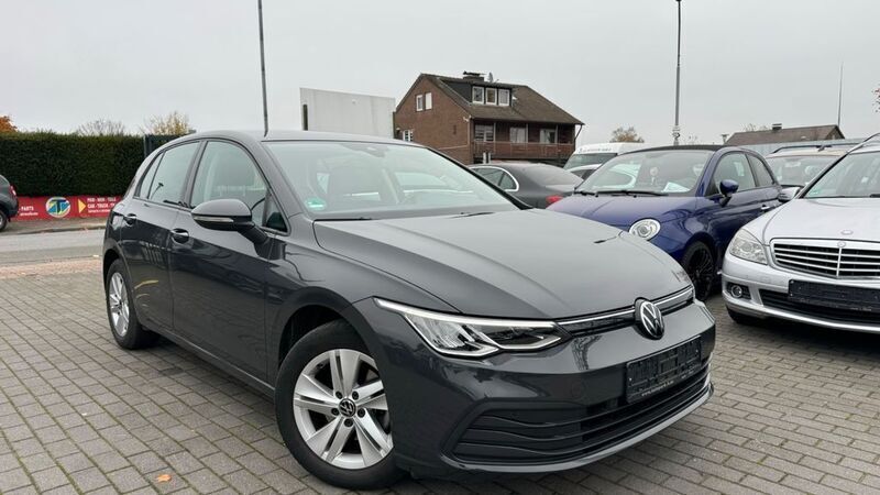 Grau (uranograu) Gebraucht 2021 VW Golf VIII Limousine | 17.700 € (Fairer Preis) - Bild 1/4