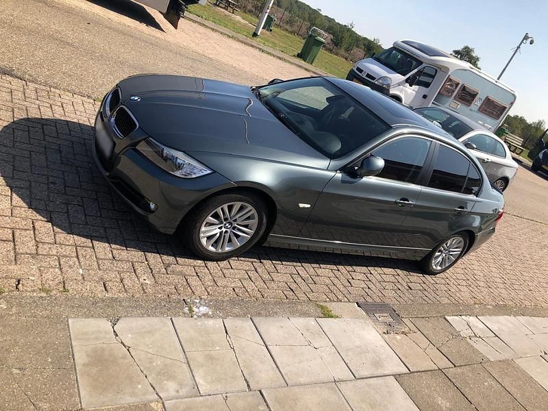 Gebraucht BMW 320 170 PS (125 kW) 2009 Andere farben Limousine