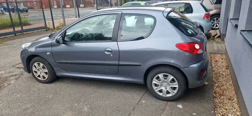 Gebraucht Peugeot 206+ Basis 60 PS (44 kW) 2009 Grau Kleinwagen