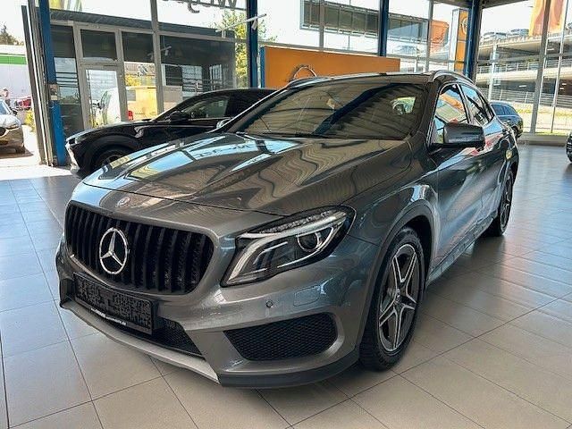 Grau Gebraucht 2015 Mercedes GLA200 AMG line SUV | 17.600 € (Fairer Preis) - Bild 1/4