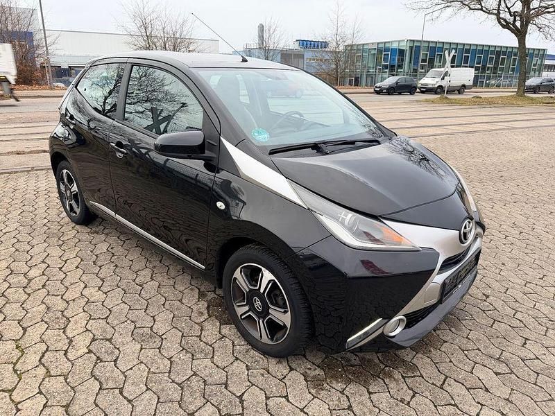 Second-hand Toyota Aygo X-clusiv 69 CP (50 kW) 2014 Negru Hatchback