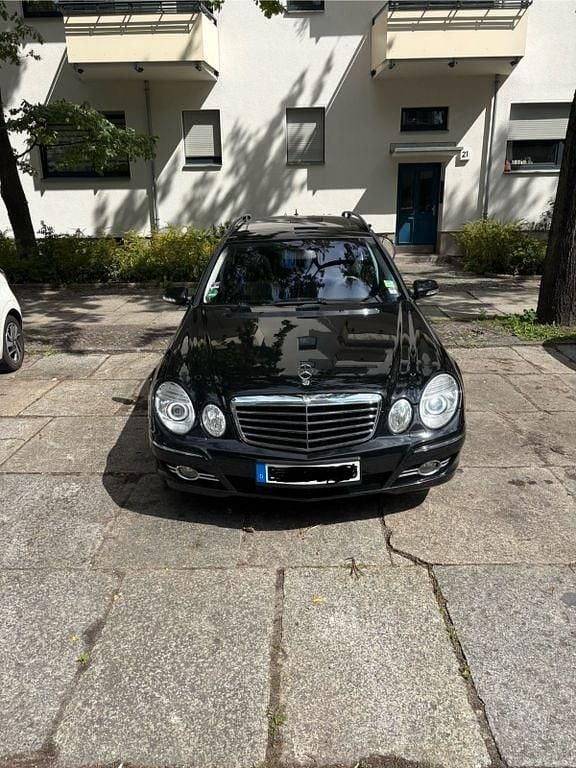 Schwarz Gebraucht 2008 Mercedes E280 Avantgarde Limousine | 4.100 € (Superpreis) - Bild 1/4