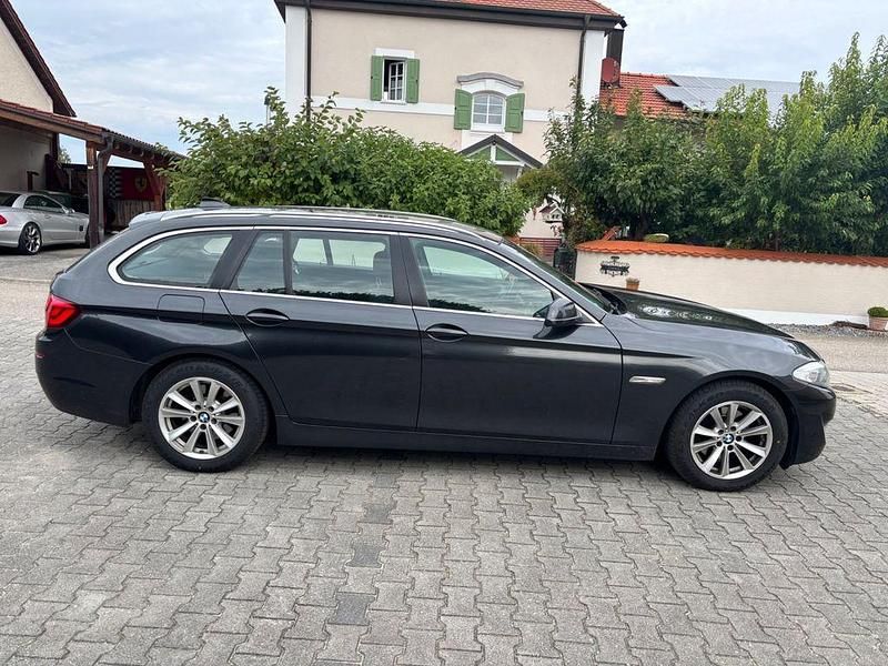 Grau Gebraucht 2011 BMW 520 Sport Line Kombi | 4.999 € (Superpreis) - Bild 1/4
