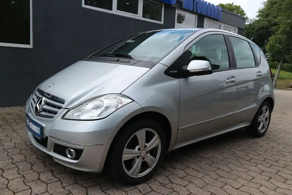 Gebraucht Mercedes A180 118 PS (86 kW) 2011 Silber Kleinwagen