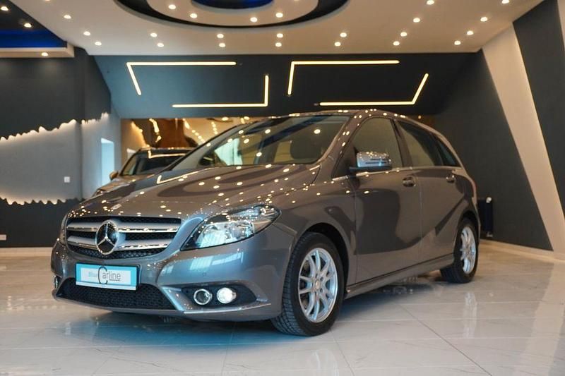 Grau Gebraucht 2014 Mercedes B180 Van / Kleinbus | 11.999 € (Fairer Preis) - Bild 1/4