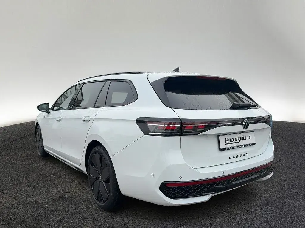 Neu VW Passat R-line 193 PS (141 kW) 2025 Pure white uni Kombi