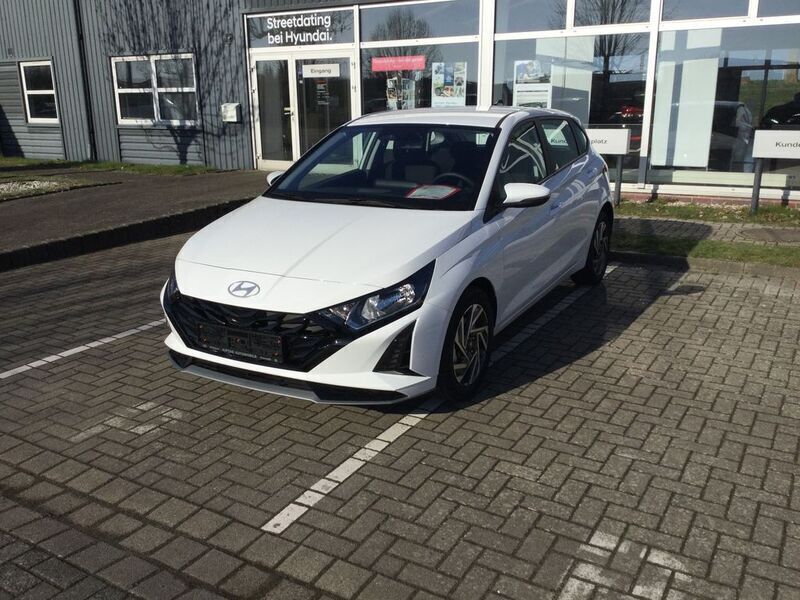 Gebraucht Hyundai i20 Trend 101 PS (74 kW) 2023 Weiß Kleinwagen