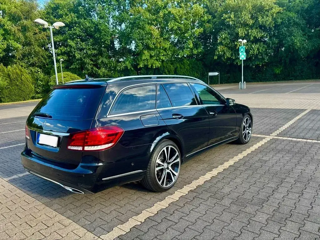 Gebraucht Mercedes E220 Avantgarde 170 PS (125 kW) 2013 Schwarz Limousine