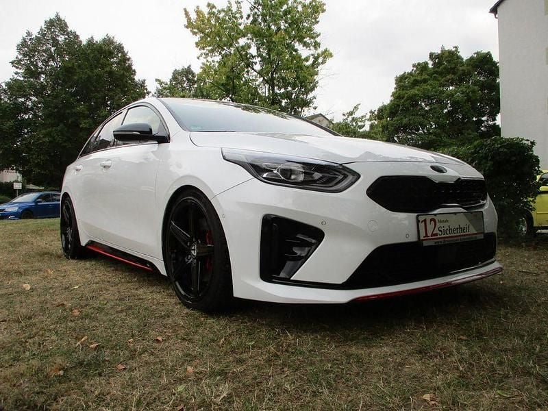 Weiß Gebraucht 2019 Kia ProCeed GT GT-Line Kleinwagen | 19.490 € (Guter Preis) - Bild 1/4