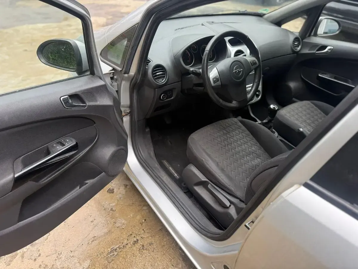 Gebraucht Opel Corsa 95 PS (69 kW) 2013 Silber Kleinwagen