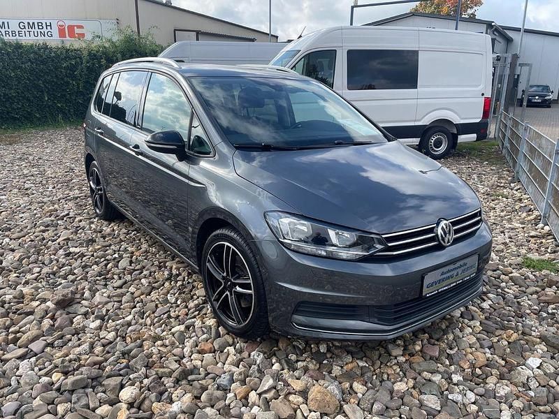 Grau Gebraucht 2019 VW Touran IQ Drive Van / Kleinbus | 17.799 € (Fairer Preis) - Bild 1/4