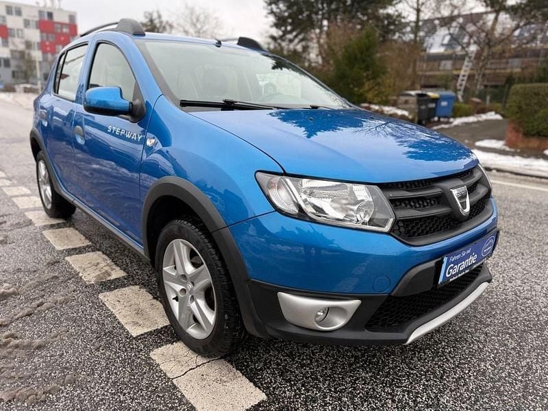 Blau Gebraucht 2015 Dacia Sandero Stepway Ambiance Limousine | 6.990 € (Fairer Preis) - Bild 1/4
