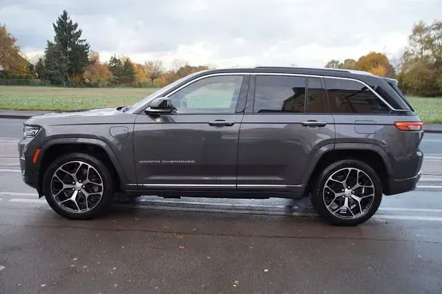 Gebraucht Jeep Grand Cherokee Summit 272 PS (200 kW) 2023 Grau (baltic grey) SUV