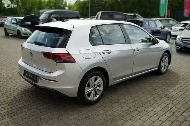 Gebraucht VW Golf VIII Life 150 PS (110 kW) 2023 Reflexsilber Limousine