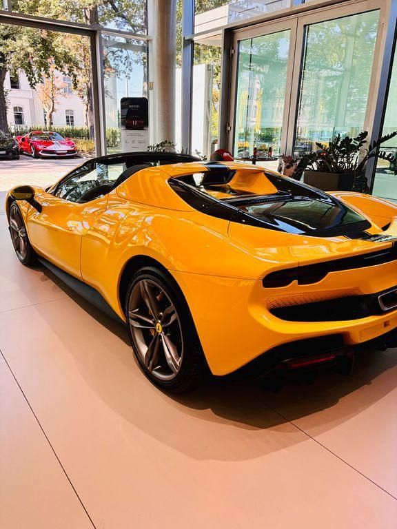 Second-hand Ferrari 296 829 CP (609 kW) 2024 Galben Cabrio