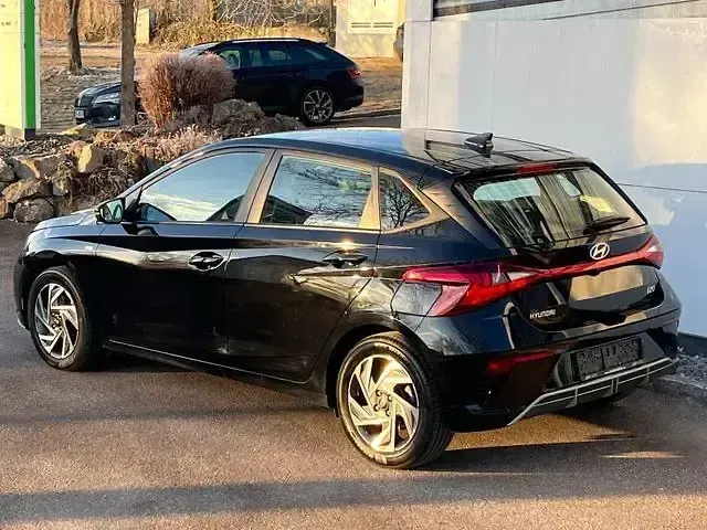 Gebraucht Hyundai i20 Trend 101 PS (74 kW) 2024 Schwarz Kleinwagen