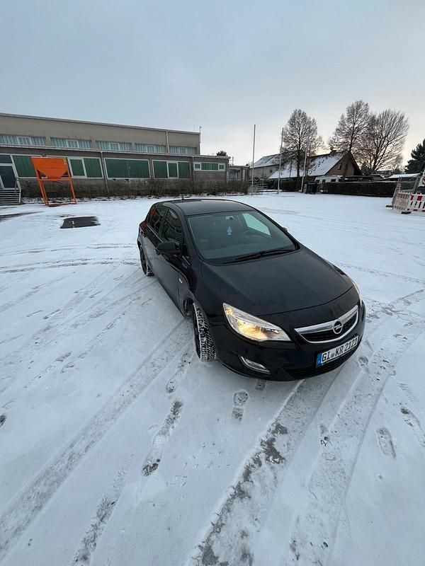 Gebraucht Opel Astra 101 PS (74 kW) 2011 Schwarz Kleinwagen