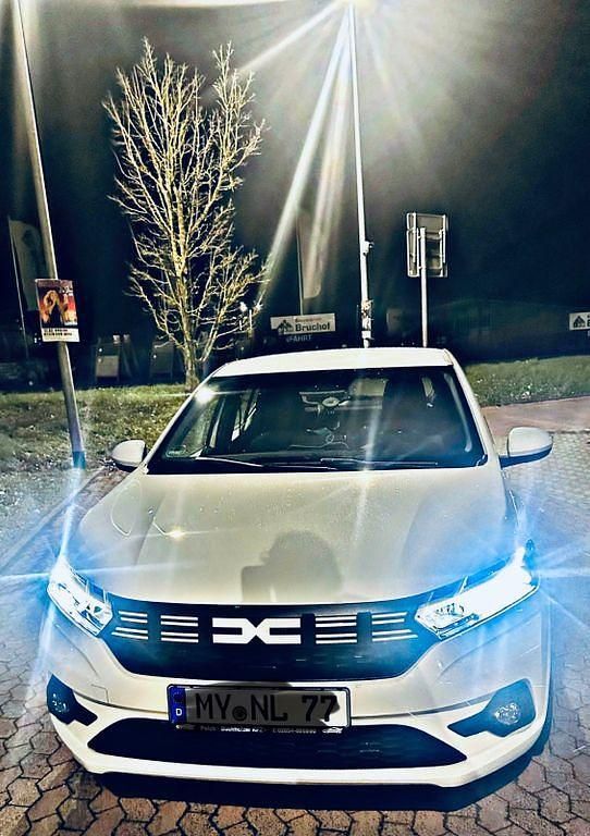 Weiß Gebraucht 2025 Dacia Sandero Expression Limousine | 12.600 € (Superpreis) - Bild 1/4