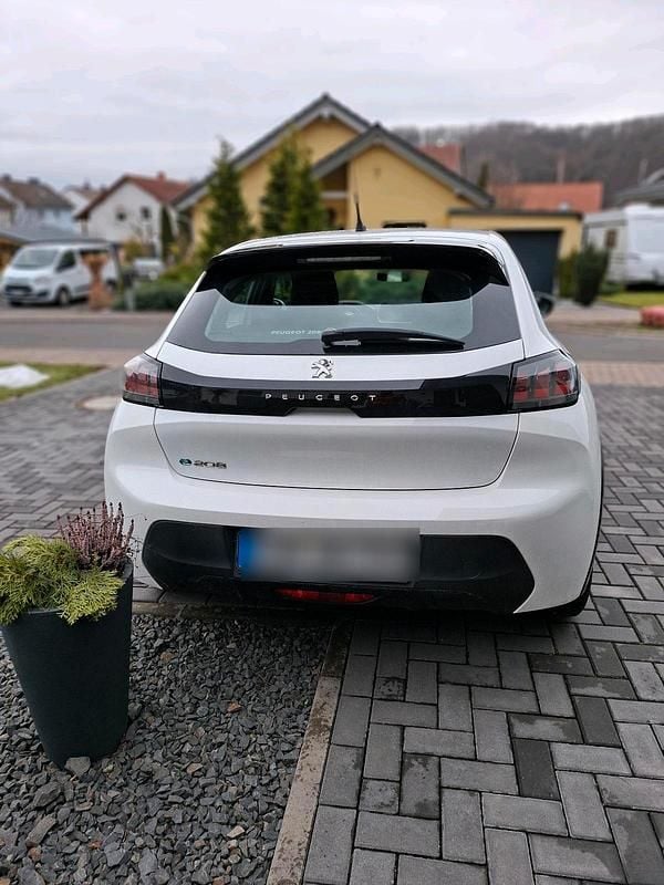 Gebraucht Peugeot e-208 100 kW (136 PS) 2021 Weiß Kleinwagen